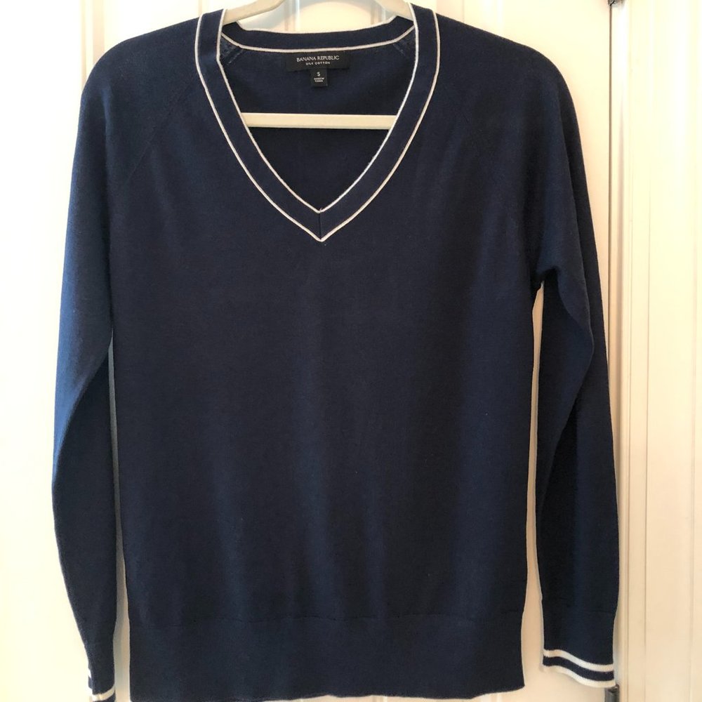 LIKE NEW BANANA REPUBLIC V NECK SWEATER; SIZE S